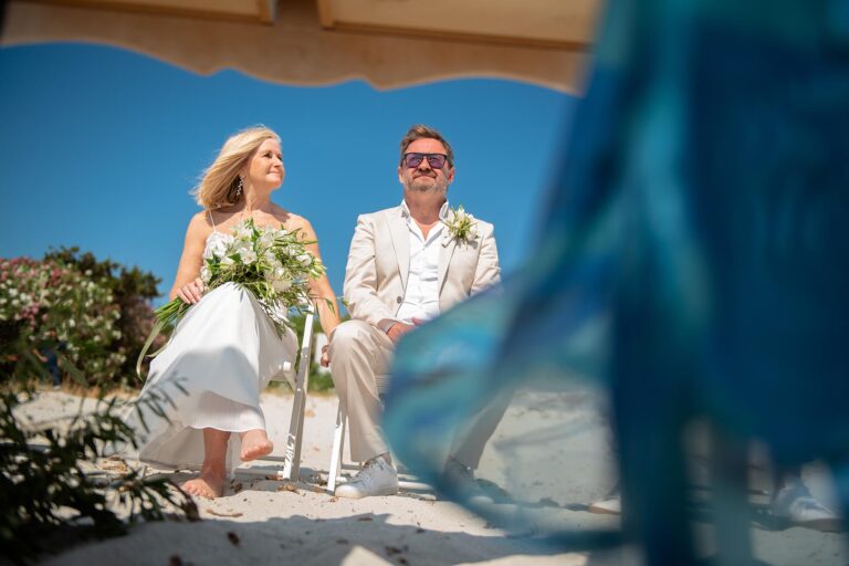 Blick auf das Brautpaar während der Strandhochzeit - meer sardinien urlaub