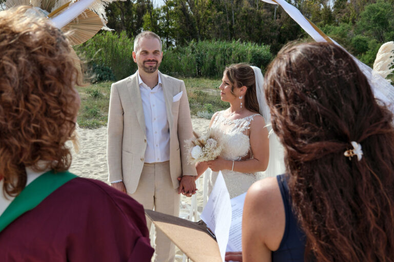 Blick-auf-das-Brautpaar-während-der-Trauungszeremonie,-Strandhochzeit---meer-sardinien-urlaub