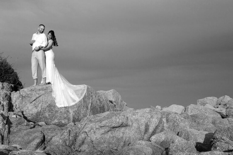 Brautpaar-auf-den-Felsen-in-Schwarz-Weiss,-Strandhochzeit---meer-sardinien-urlaub