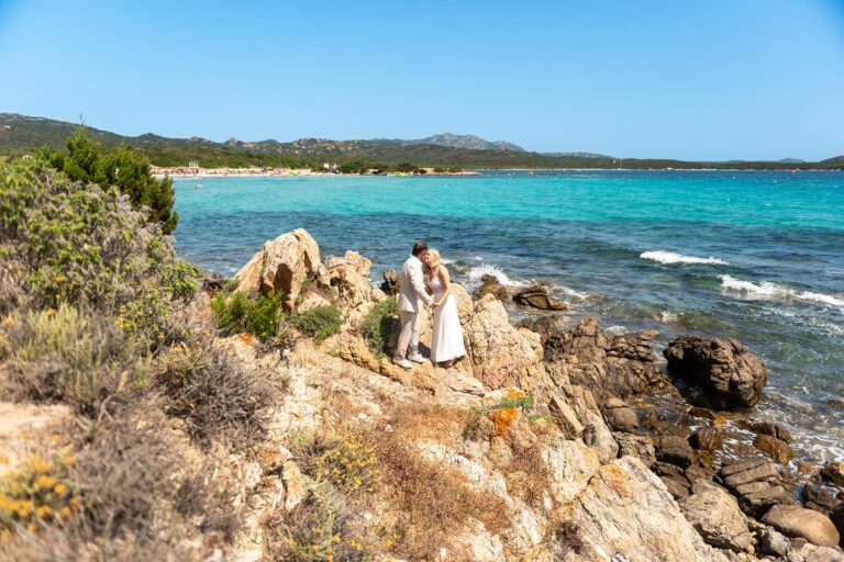 Felsen, Meer und zwei verliebte Herzen, Strandhochzeit - meer sardinien urlaub