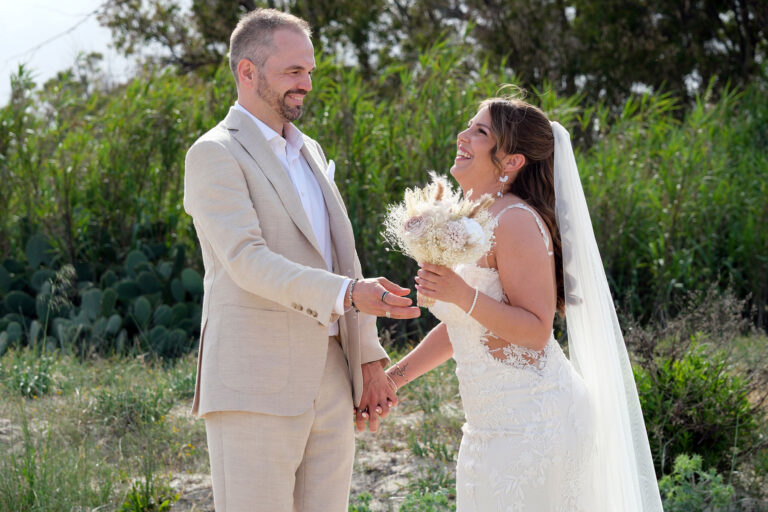 First-Look-vor-der-Strandhochzeit---meer-sardinien-urlaub