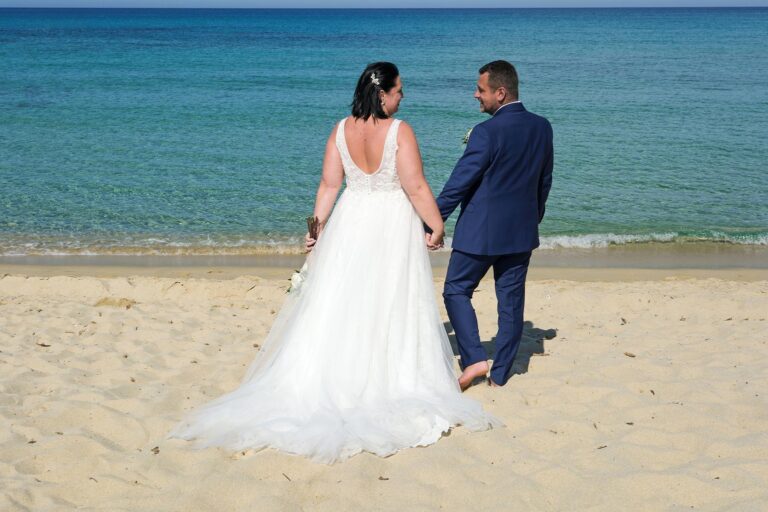 Hand in Hand ein Leben lang, dies das Versprechen des Brautpaares, Strandhochzeit - meer sardinien urlaub