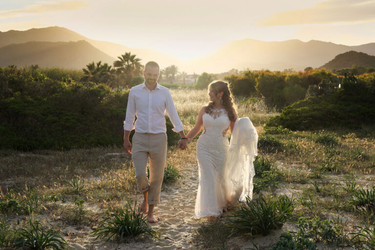 Paar-Shooting-während-der-Golden-Hour,-Strandhochzeit---meer-sardinien-urlaub
