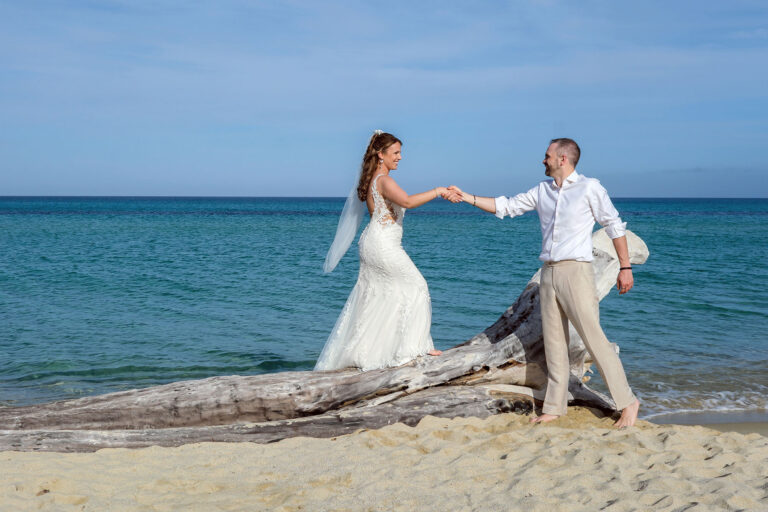 Paarshooting-mit-verwaschenem-Baumstamm-in-den-natürlichen-Farben,-Strandhochzeit---meer-sardinien-urlaub