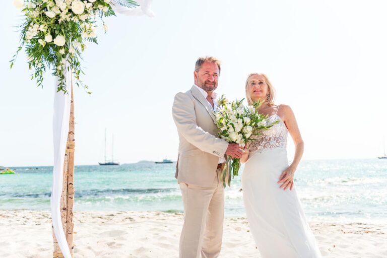 Paarshooting unter dem Traubogen nach der Strandhochzeit - meer sardinien urlaub