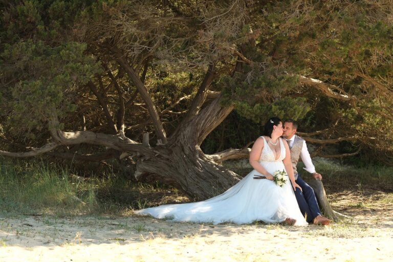 Paarshooting unter einem knorrigen Wacholderbaum am Strand, Strandhochzeit - meer sardinien urlaub