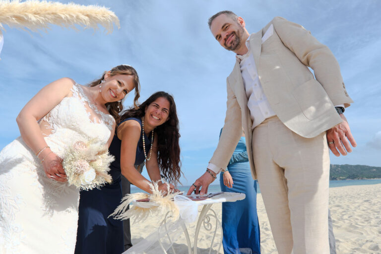 auch-die-Übersetzerin-unterzeichnet-die-Eheurkunde-im-Anschluss-an-die-Strandhochzeit---meer-sardinien-urlaub