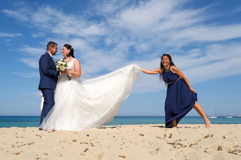 da es windstill ist, muss man dem tollen Brautkleid etwas nachhelfen, Strandhochzeit - meer sardinien urlaub