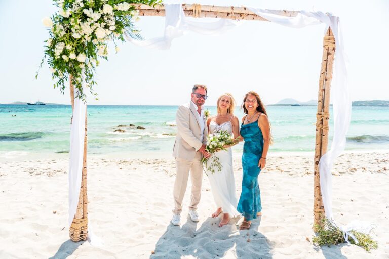 das Brautpaar mit Jolanda Melis unter dem Traubogen im Anschluss an die Strandhochzeit - meer sardinien urlaub