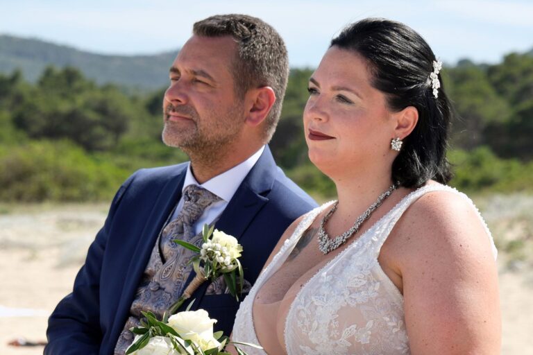 das Brautpaar während der Trauungszeremonie, Strandhochzeit - meer sardinien urlaub