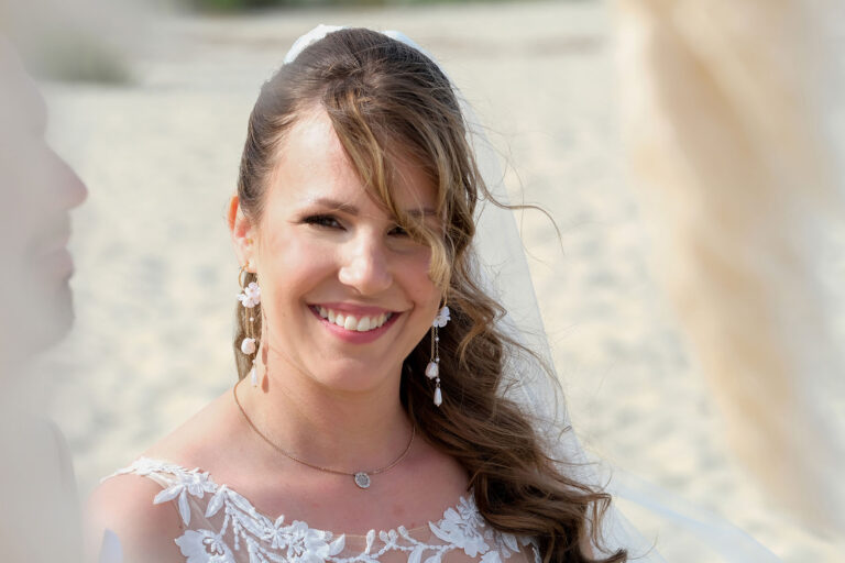 das-Lächeln-einer-oberglücklichen-Braut-während-der-Trauungszeremonie,-Strandhochzeit---meer-sardinien-urlaub