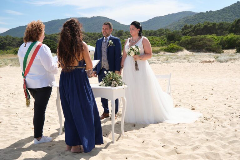 das Paar, die Standesbeamtin und die Übersetzerin während der Strandhochzeit - meer sardinien urlaub