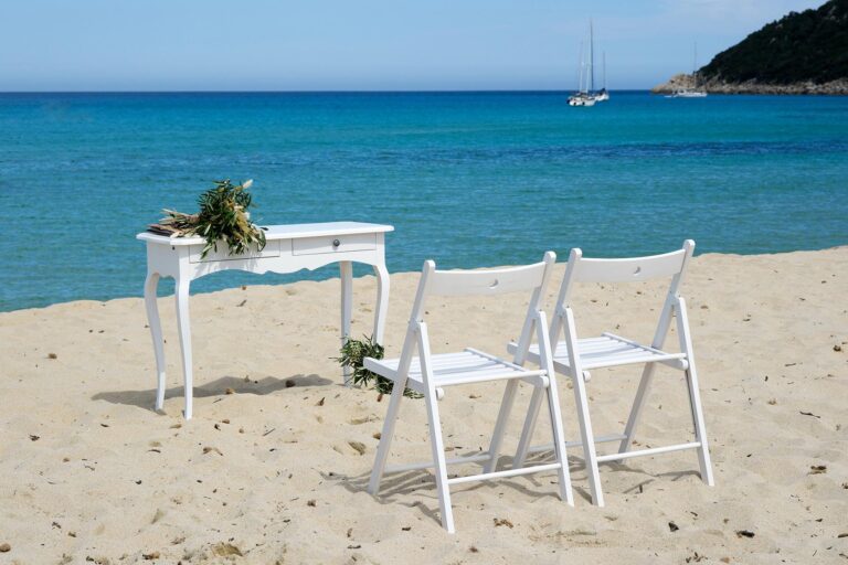 das Trausetting vor dem unbeschreiblich glitzernden Meer kurz vor der Strandhochzeit - meer sardinien urlaub