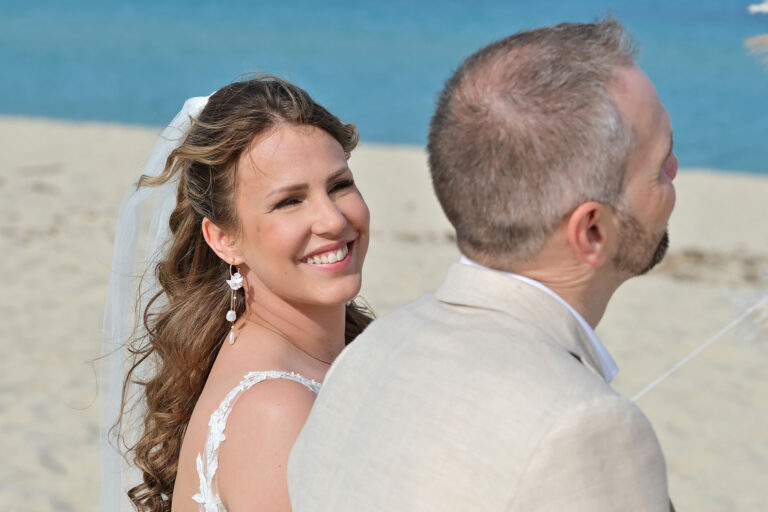 das-strahlende-Lächeln-der-Braut-während-der-Trauungszeremonie,-Strandhochzeit---meer-sardinien-urlaub