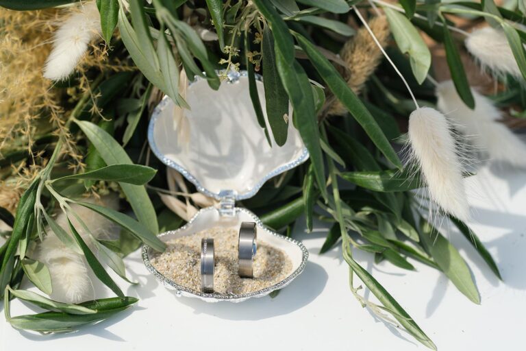 der Brautstrauss mit den Trauringen auf dem Altartisch, Strandhochzeit - meer sardinien urlaub