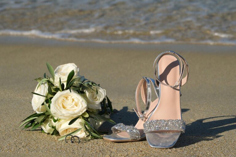 der Brautstrauss und die -schuhe am Strand im Anschluss an die Strandhochzeit - meer sardinien urlaub