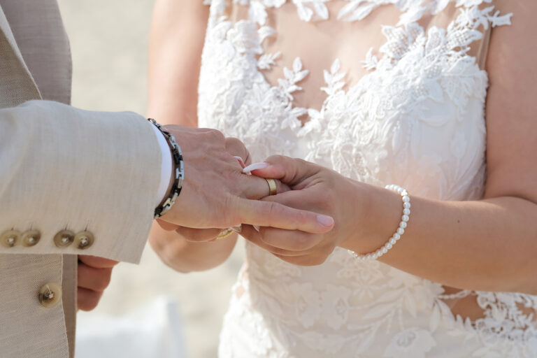 der Ringtausch während der Trauungszeremonie, Strandhochzeit - meer sardinien urlaub