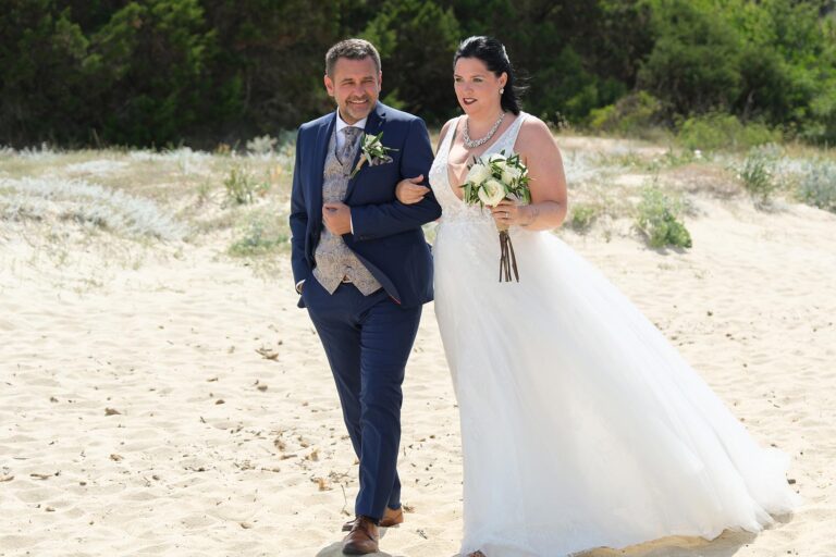 der gemeinsame Weg zum Altartisch für die Strandhochzeit - meer sardinien urlaub