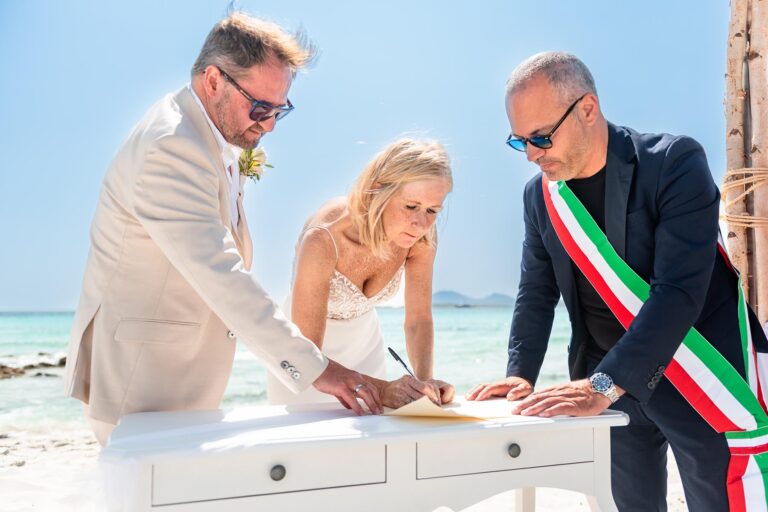 der wichtige Moment der Unterzeichnung der Heiratsurkunde, Strandhochzeit - meer sardinien urlaub