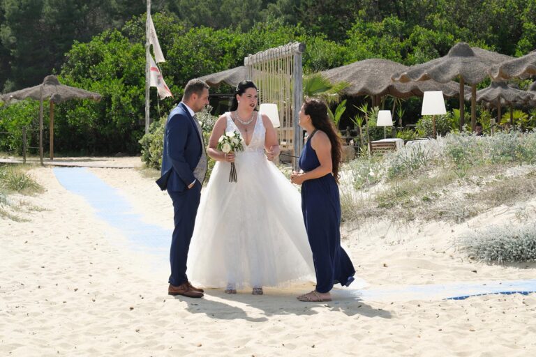 die Braut wird gebührend bei ihrer Ankunft begrüsst, gleich kann die Strandhochzeit beginnen - meer sardinien urlaub