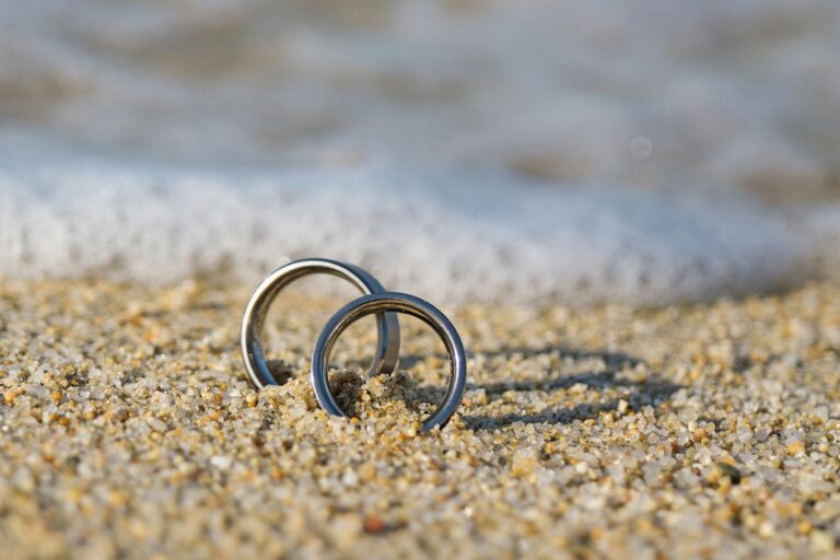 die Eheringe vor dem Meer im Sand, Strandhochzeit - meer sardinien urlaub
