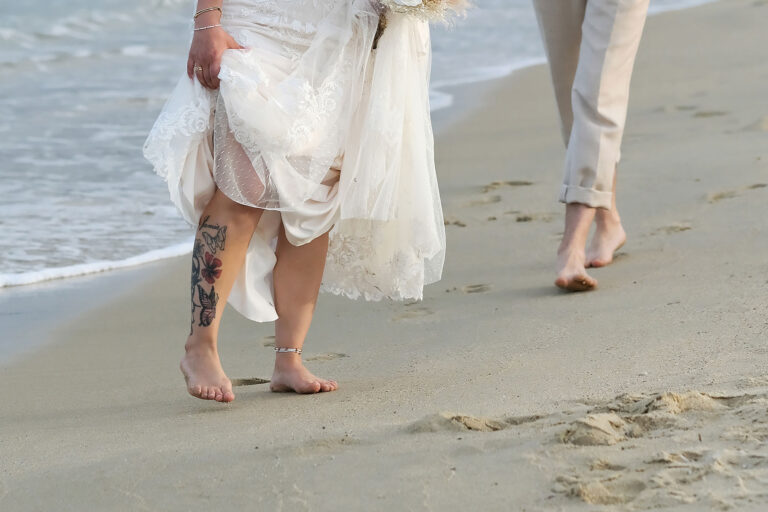 die-Füsse-des-Brautpaares-am-Ufer-während-eines-kleinen-Spazierganges,-Strandhochzeit---meer-sardinien-urlaub