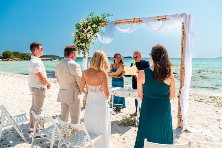 die Strandhochzeit mit schönem Trausetting am herrlichen Sandstrand Rena Bianca - meer sardinien urlaub