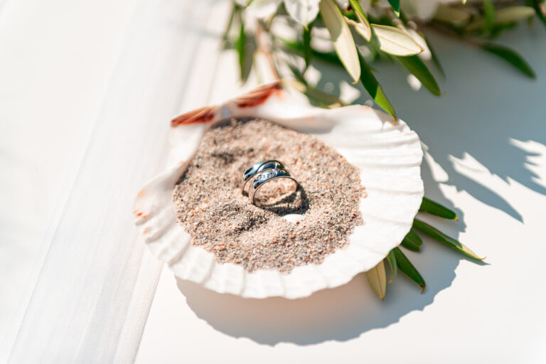 die Trauringe erwarten das Brautpaar, Strandhochzeit - meer sardinien urlaub