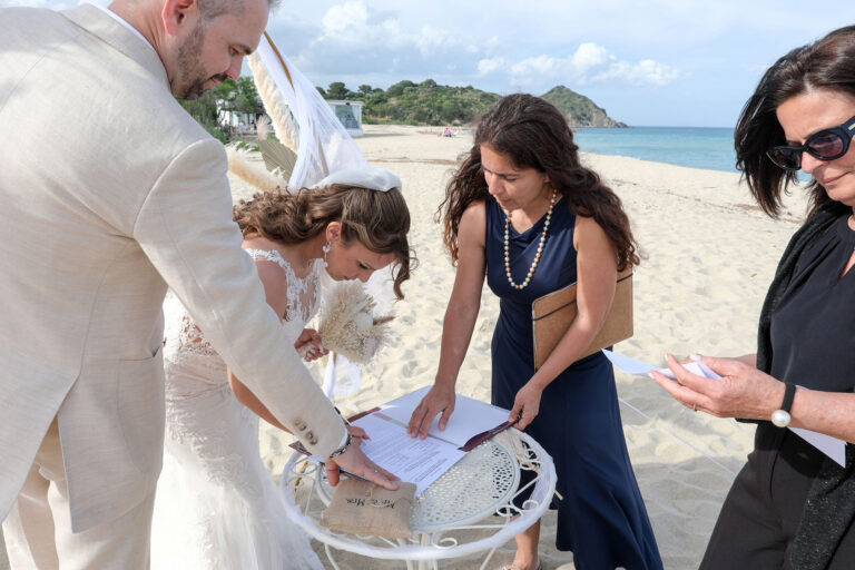 die-Urkunde-wird-unterschrieben,-Strandhochzeit---meer-sardinien-urlaub