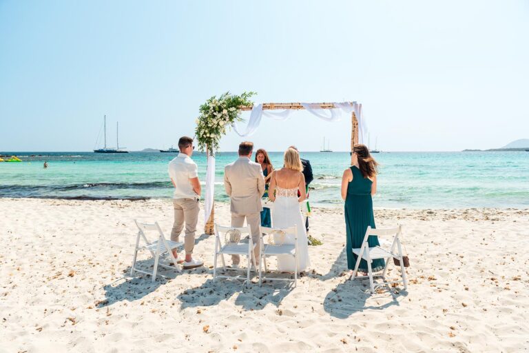 die Zeremonie am hellen Sandstrand Rena Bianca, Strandhochzeit - meer sardinien urlaub