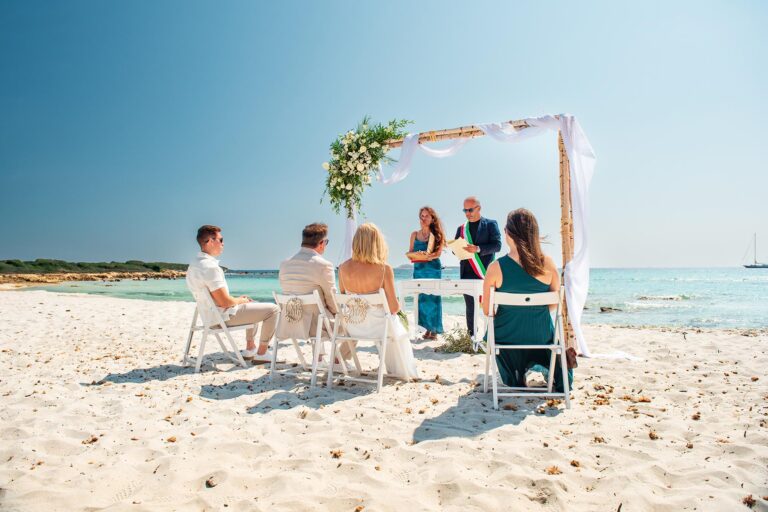 die Zeremonie der Strandhochzeit - meer sardinien urlaub