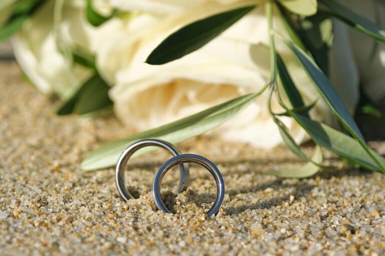 die eheringe vor dem Strauss am Strand, Strandhochzeit - meer sardinien urlaub