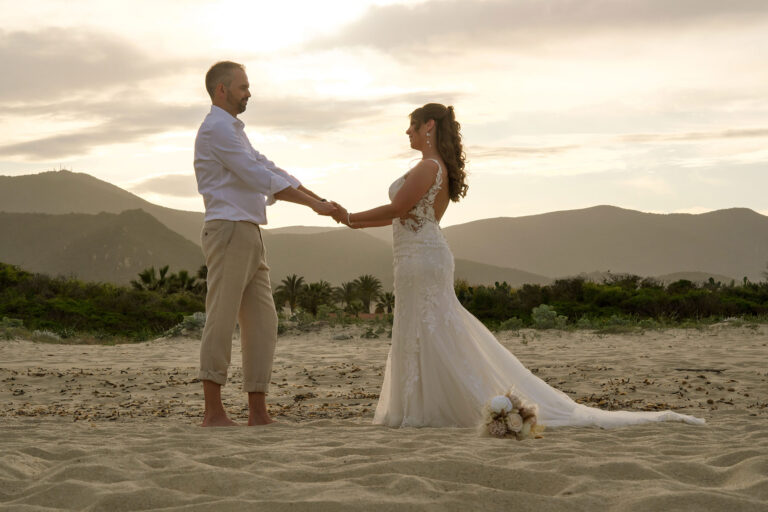 ein-ausgesprochen-romantisches-Paarbild-in-den-frühen-Abendstunden,-Strandhochzeit---meer-sardinien-urlaub