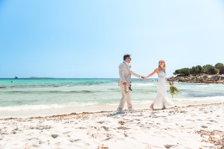 ein kleiner Spaziergang nach der Strandhochzeit - meer sardinien urlaub