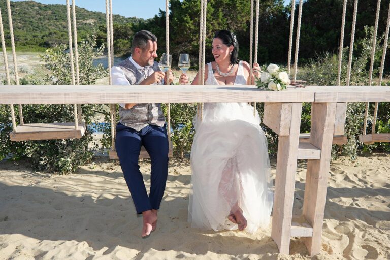 ein spielerischer Moment während des Paarshooting im Anschluss an die traumhafte Strandhochzeit - meer sardinien urlaub