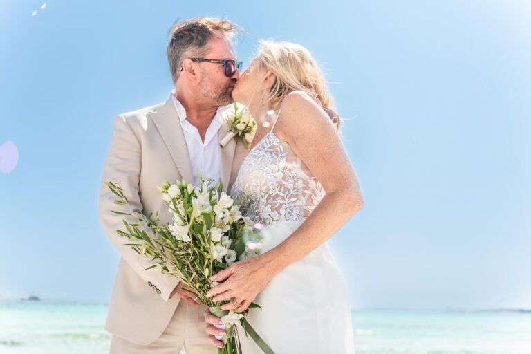 ein verliebtes Küsschen im Anschluss an die Strandhochzeit - meer sardinien urlaub