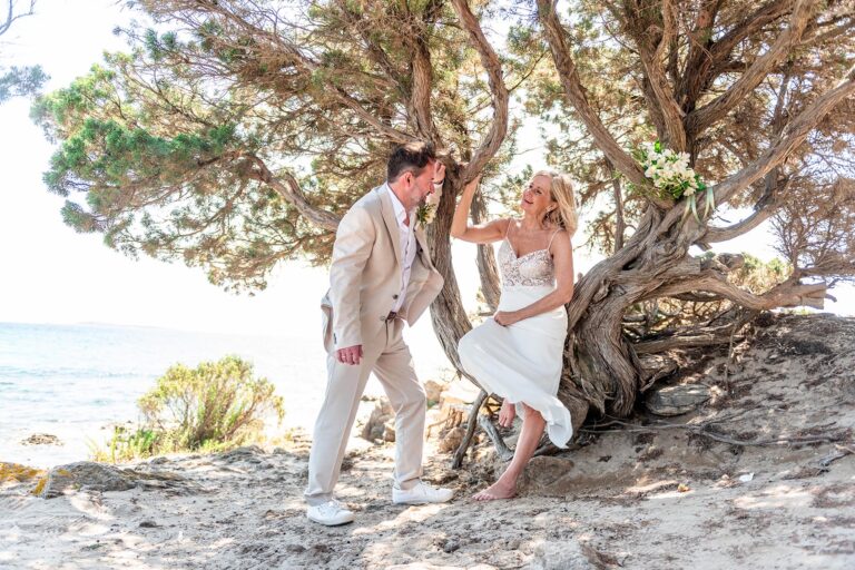 ein verträumtes Paarbild unter einem Wacholderbaum am Strand im Anschluss an die Strandhochzeit - meer sardinien urlaub
