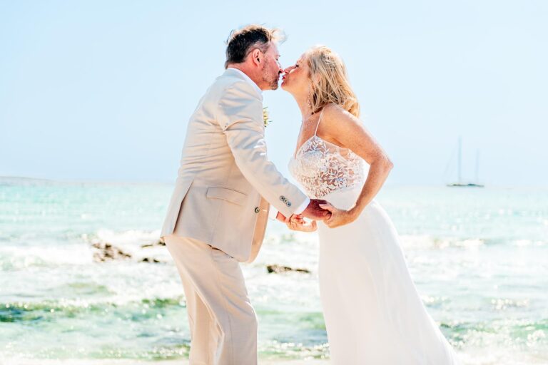 einen zarten Kuss während des Paarshootings nach der Strandhochzeit - meer sardinien urlaub