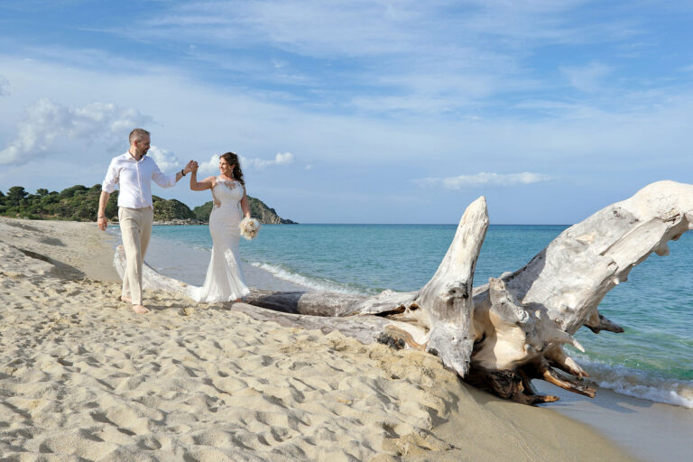 eines-der-zahlreichen,-zauberhaften-Paarbilder-im-Anschluss-an-die-Strandhochzeit---meer-sardinien-urlaub