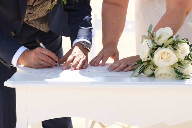 mit der Unterschrift wird die Trauung besiegelt, Strandhochzeit - meer sardinien urlaub