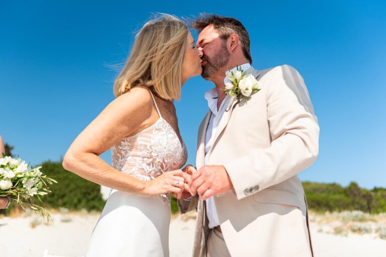mit einem Kuss wird das grosse Ja-Wort besiegelt, Strandhochzeit - meer sardinien urlaub