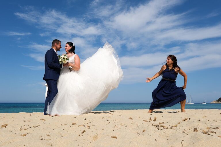 und nun aber schnell aus dem Bild für das perfekte Paarfoto nach der Strandhochzeit - meer sardinien urlaub