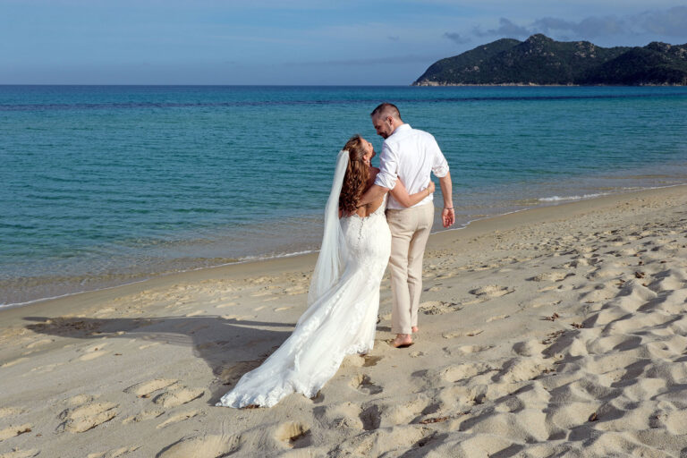 verliebt-blickt-sich-das-ausgesprochen-schöne-Brautpaar-während-des-Paarshootings-in-die-Augen,-Strandhochzeit---meer-sardinien-urlaub