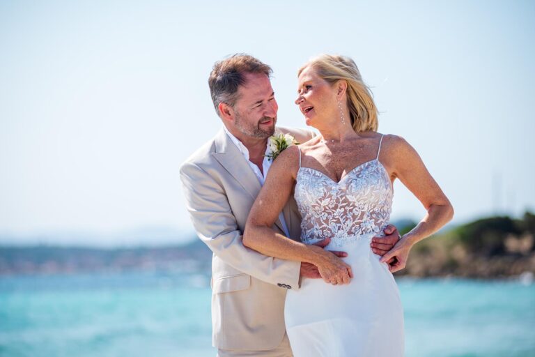 verliebte Blicke des Brautpaares nach der Strandhochzeit - meer sardinien urlaub