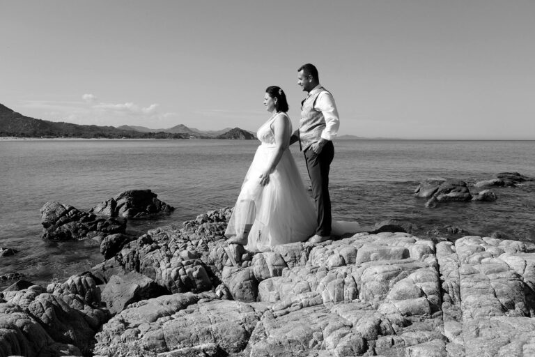 verträumtes Paarshotting mal in Schwarz-Weiss, Strandhochzeit - meer sardinien urlaub