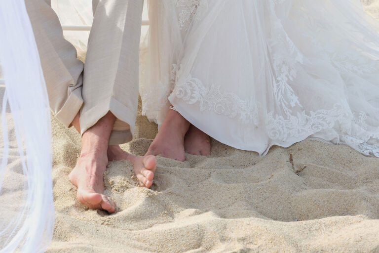 wir-sagen-Ja-mit-den-Füssen-im-Sand,-Strandhochzeit---meer-sardinien-urlaub