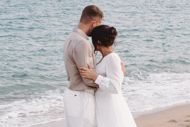 Braut und Bräutigam umarmen sich nach der Strandhochzeit - meer sardinien urlaub