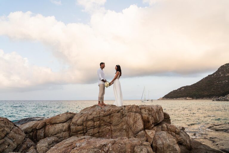 Brautpaar auf den Felsen im Abendlicht mit dem Meer im Hintergrund, Strandhochzeit - meer sardinien urlaub