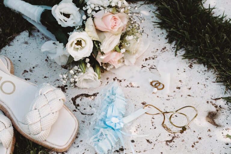 Detail-Aufnahme der Braut-Accessoires, Strandhochzeit - meer sardinien urlaub
