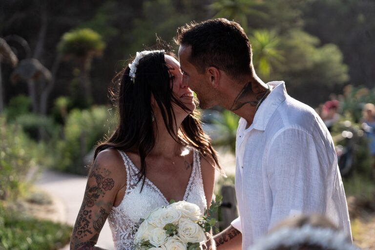 First Look vor der Strandhochzeit - meer sardinien urlaub